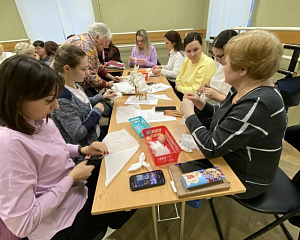 10 декабря прошёл увлекательный мастер-класс по изготовлению народных кукол — «Семейная пара» и «Куклы-игрушки на ёлку»